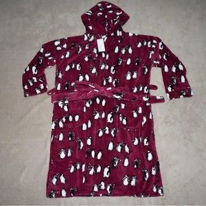 Sz S/M Vera Bradley Playful Penguins Cabernet Fleece Robe